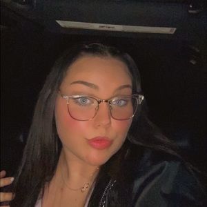 Meet your Posher, Desi